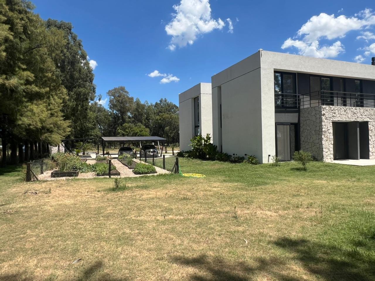 Casa LO, vivienda unifamiliar sustentable en Lobos, Buenos Aires — foto 2 de 12. Proyecto del Arq. Germán Vazquez