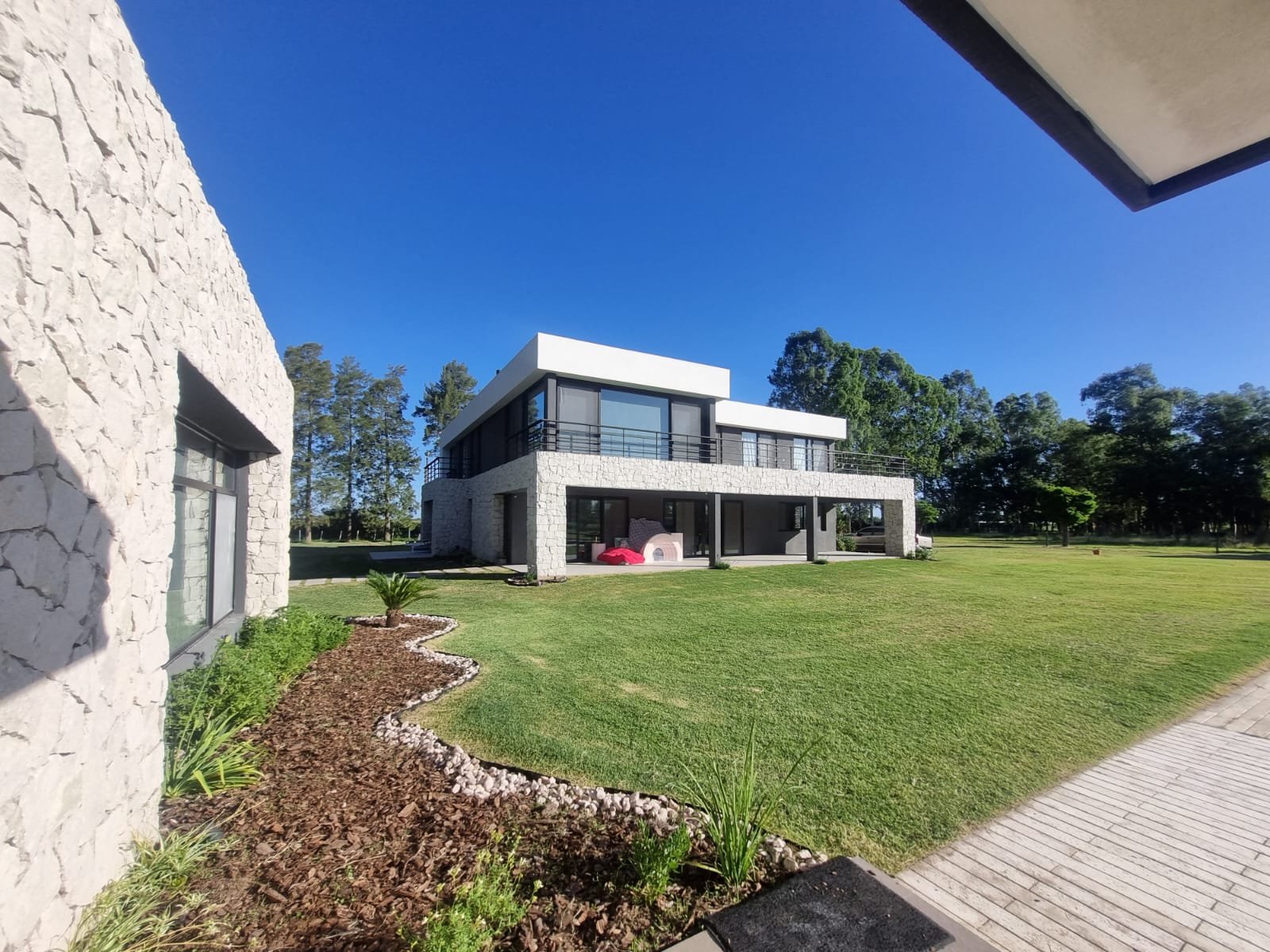 Casa LO, vivienda unifamiliar sustentable en Lobos, Buenos Aires — foto 7 de 12. Proyecto del Arq. Germán Vazquez